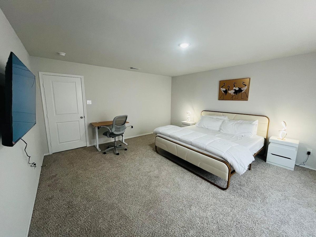 Spacious Waterside Home – 5BR | 2.5BA