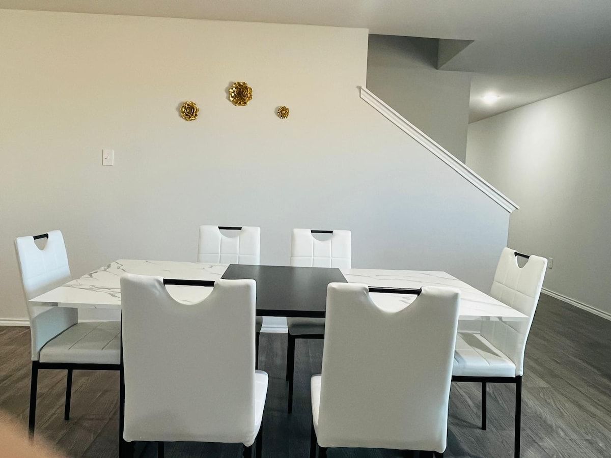 Spacious Waterside Home – 5BR | 2.5BA