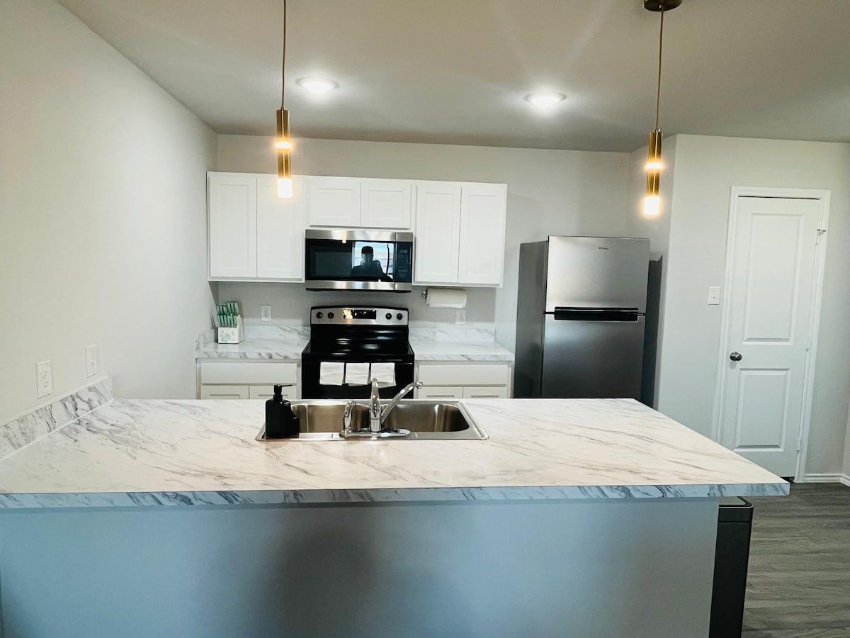 Spacious Waterside Home – 5BR | 2.5BA