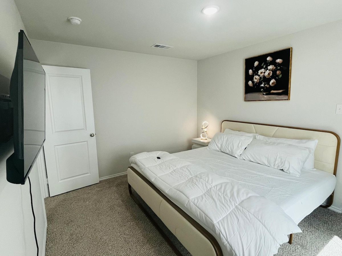 Spacious Waterside Home – 5BR | 2.5BA